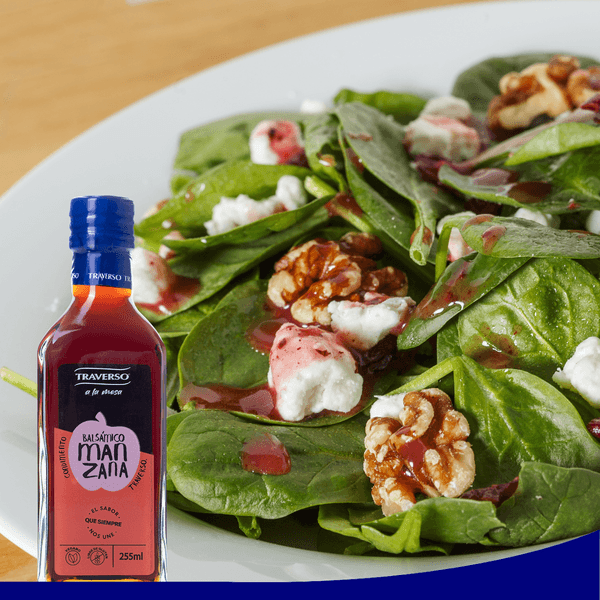 Ensalada de Espinacas y Queso de Cabra con Salsa de Balsámico Blanco de Manzana Traverso.