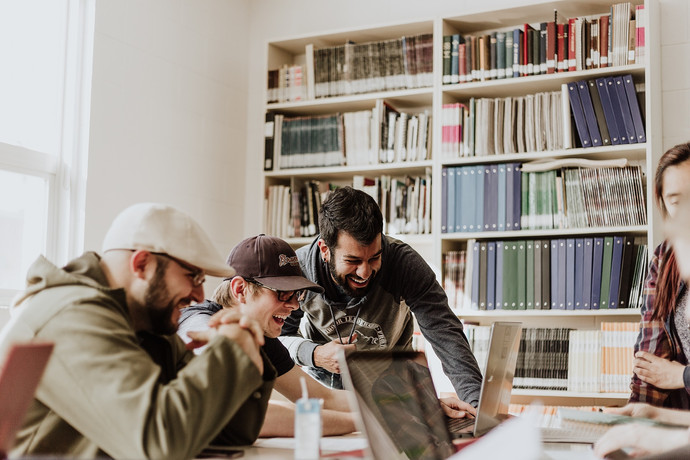 Cursos preparación pruebas IELTS / TOEFL - priscilla-du-preez-XkKCui44iM0-unsplash (1).jpg
