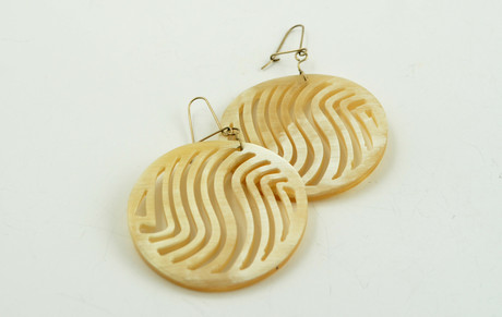 Par de aros disco calado en cacho de buey y plata