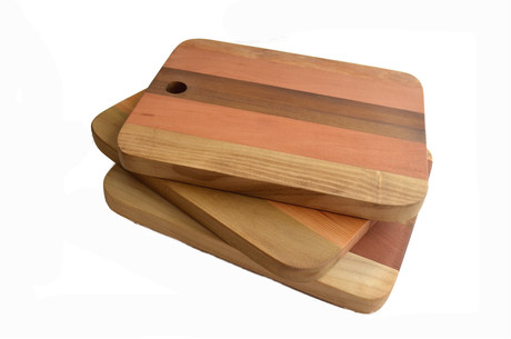 Tabla con franjas de maderas nativas