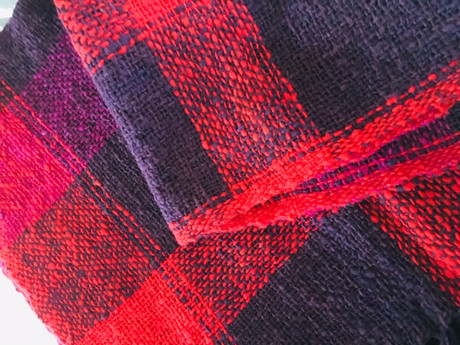 Chal o echarpe cuadros rojo y violeta