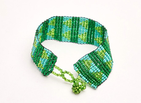 Brazalete delgado en mostacillas de vidrio 
