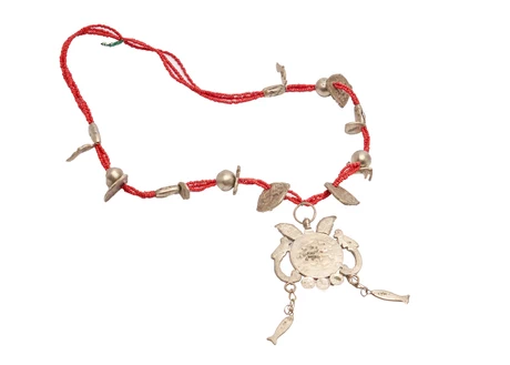 Chachal gautemalteco con dijes y mostacillas