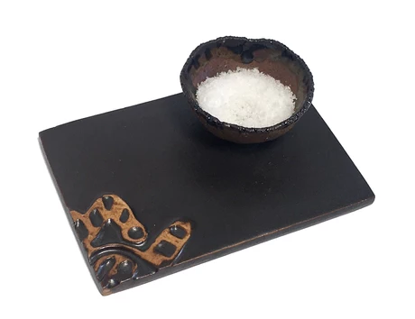 Salero sobre base de cerámica con relieve - Figura étnica oscura + vidrio