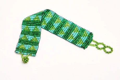 Brazalete delgado en mostacillas de vidrio 