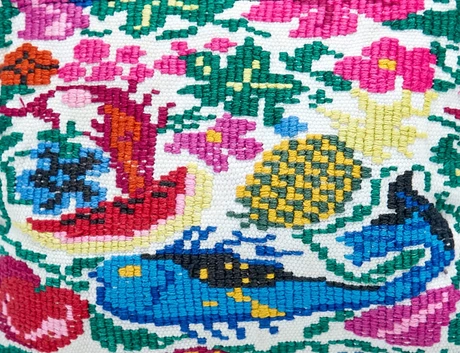 Estuche cuadrado en tapiz bordado a mano 