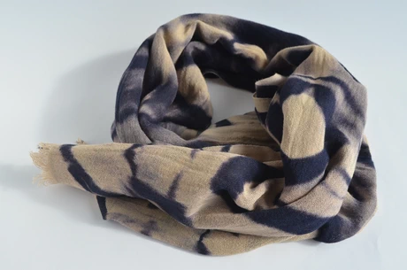 Fino echarpe de lino italiano teñido a mano