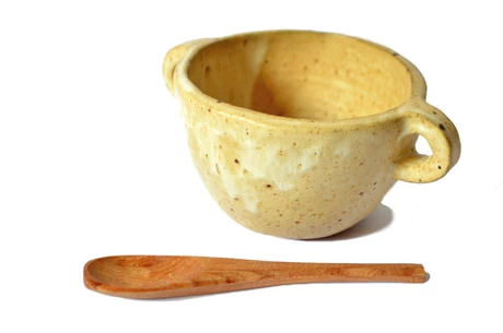 Set de fuentecita en gres y cubierto de madera nativa