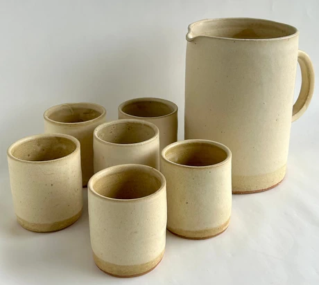 Juego pisco sour jarra y 6 vasos color blanco cálido