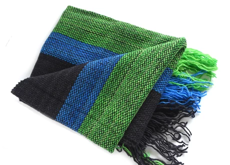 Chal tejido a telar con anchas franjas de colores