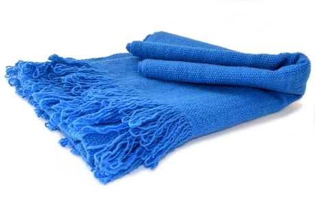 Chal o manta tejida a telar en lana azulina