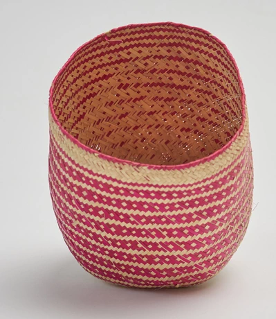 Canasto o porta macetero en fibra de palma natural y fucsia