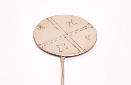 Tupu con dibujo de Kultrún