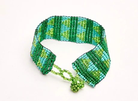 Brazalete delgado en mostacillas de vidrio 