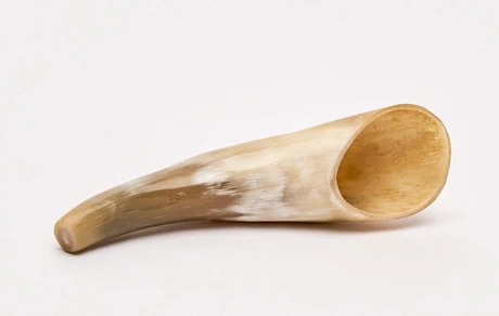 Poruña de cuerno de buey beige vetas blancas y café