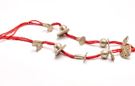 Chachal gautemalteco con dijes y mostacillas