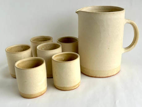 Juego pisco sour jarra y 6 vasos color blanco cálido