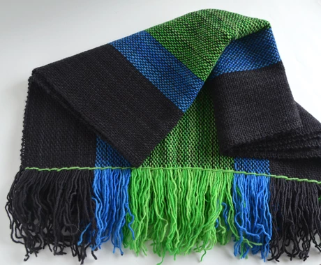 Chal tejido a telar con anchas franjas de colores