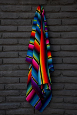 Gran manta o cubrecama multicolor tejido en Guatemala