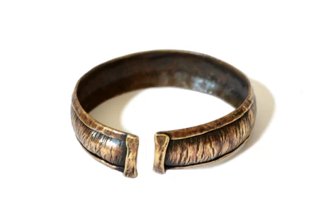 Brazalete cóncavo en bronce repujado y martillado