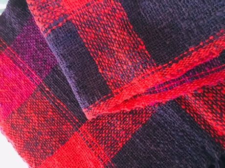 Chal o echarpe cuadros rojo y violeta