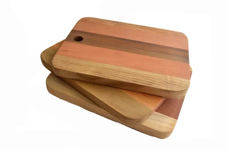 Tabla con franjas de maderas nativas