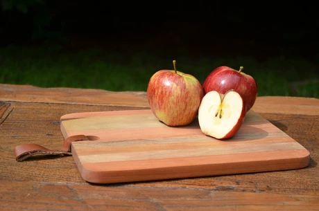 Tabla con franjas de maderas nativas
