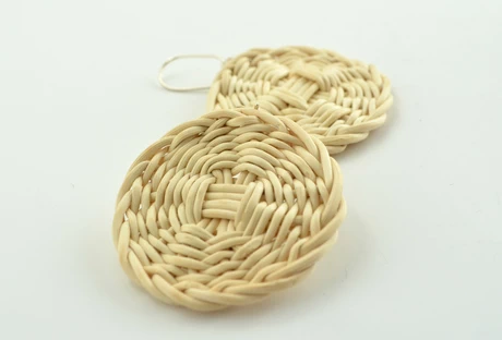 Par de aros en plata y boqui pil pil blanco