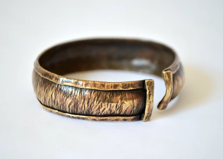 Brazalete cóncavo en bronce repujado y martillado