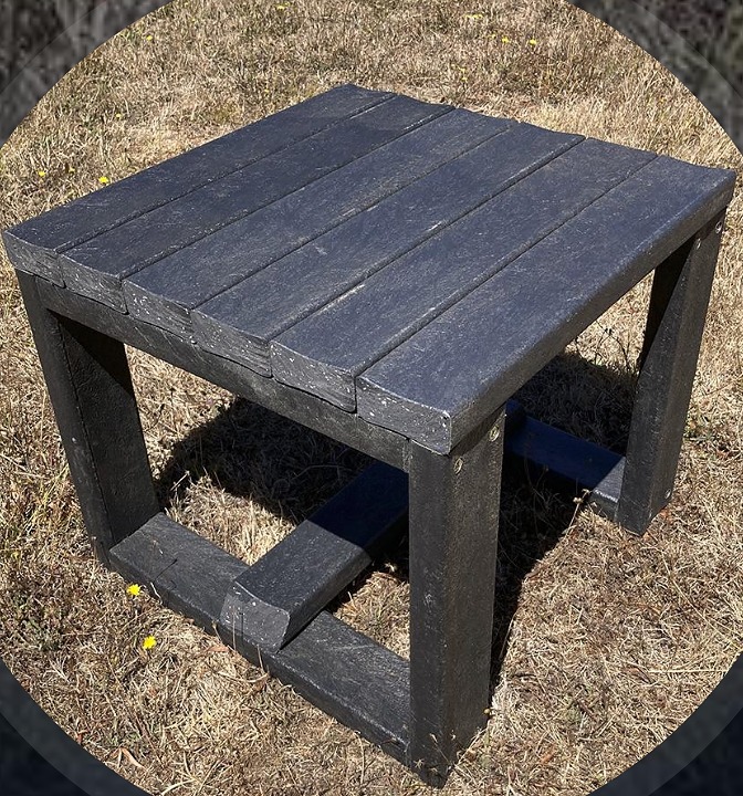 Mesa cuadrada pequeña de ecotabla - vista alternativa