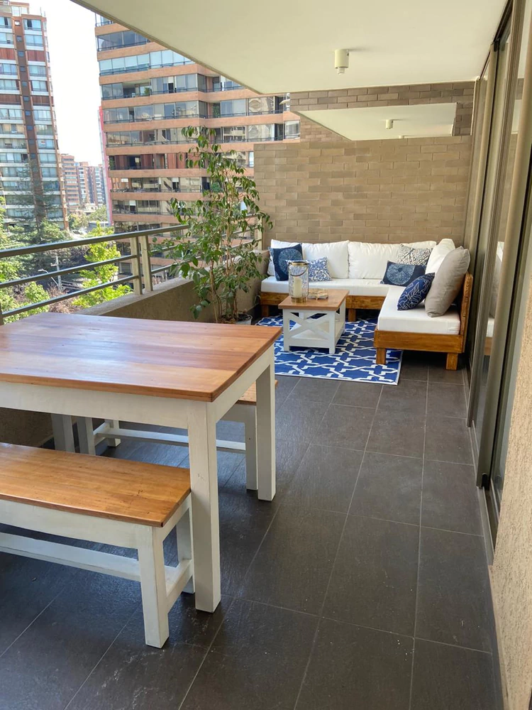 Sofá en L de 200 por 200 cm + comedor para 4 personas
