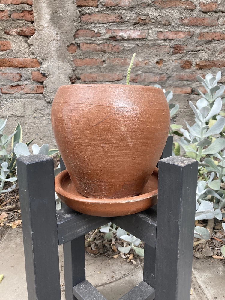 Macetero de greda tipo bolo