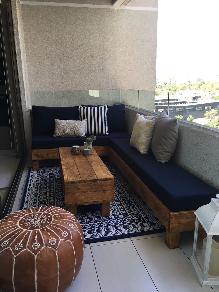 Terraza de 140 cm de ancho con sofá y banca en L