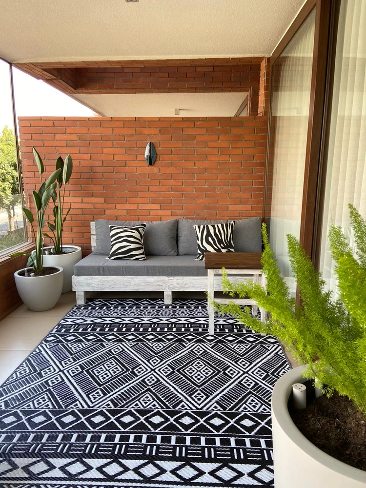 Terraza de dormitorio: Sofá de 3 cuerpos y plantas
