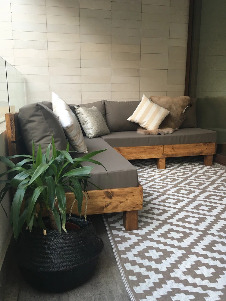 Terraza con sofá en L mirando hacia el interior