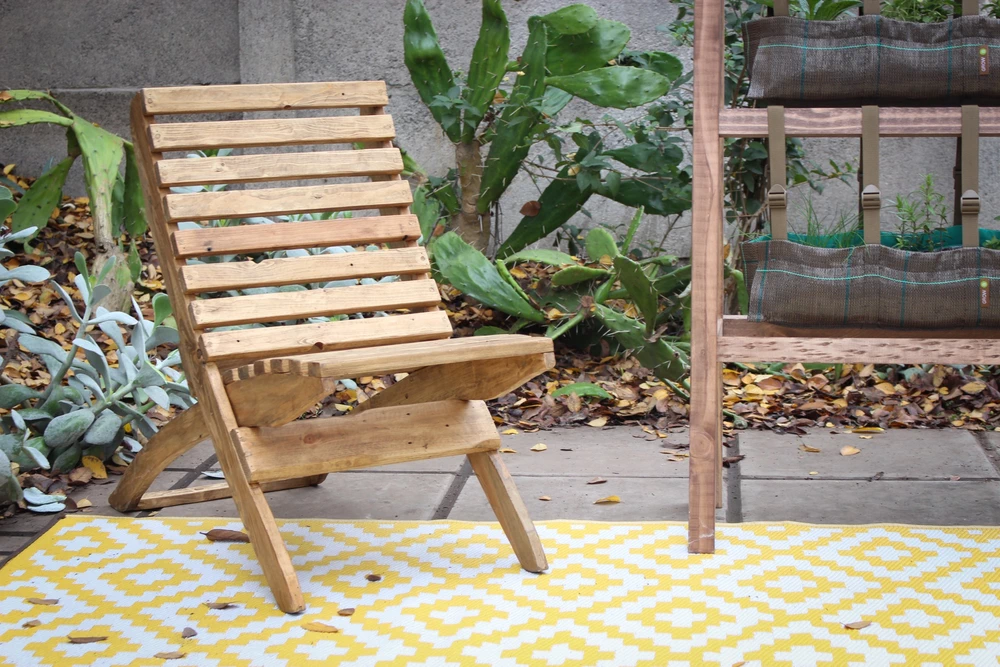 Silla plegable de madera de pallets reciclados 