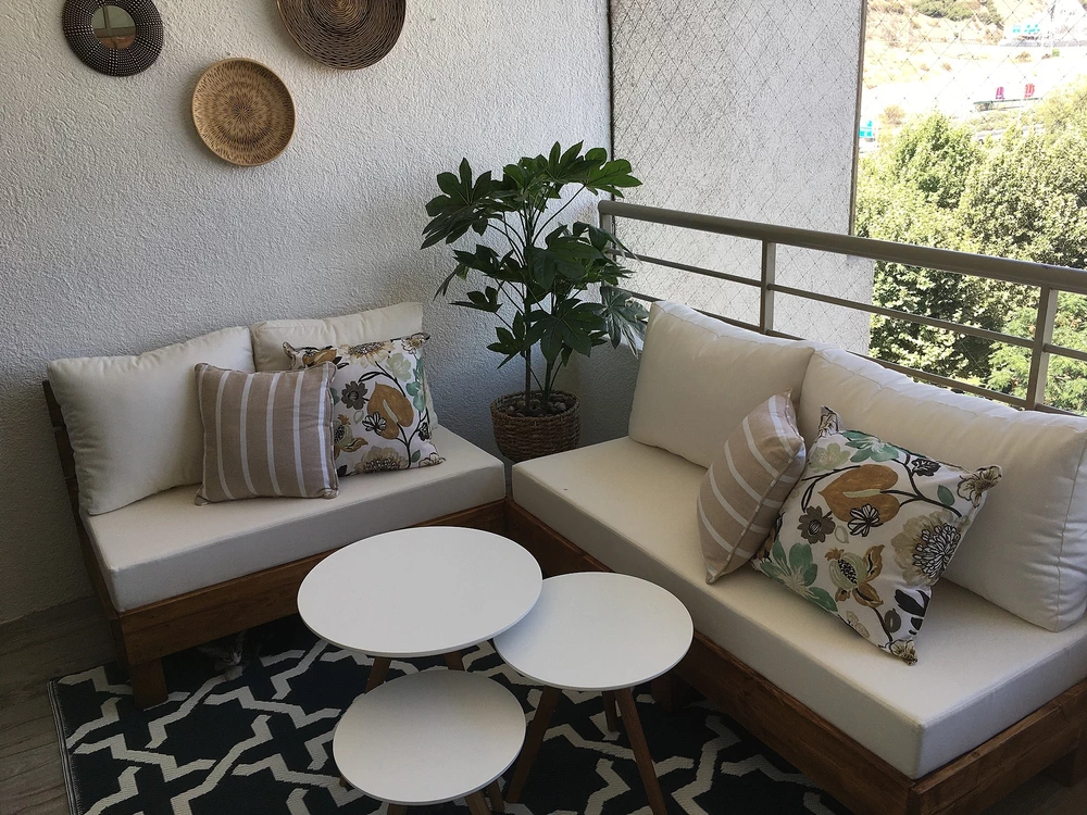 Terraza con dos sofás + sitial + parrilla - vista alternativa