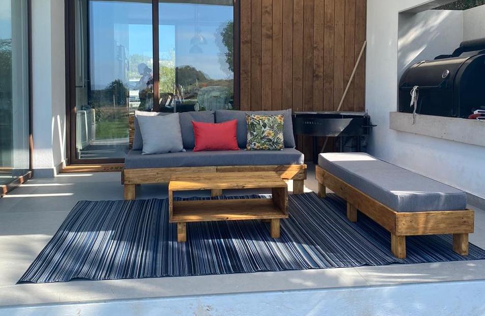 Sofá de madera de pallets reciclados a medida - vista alternativa