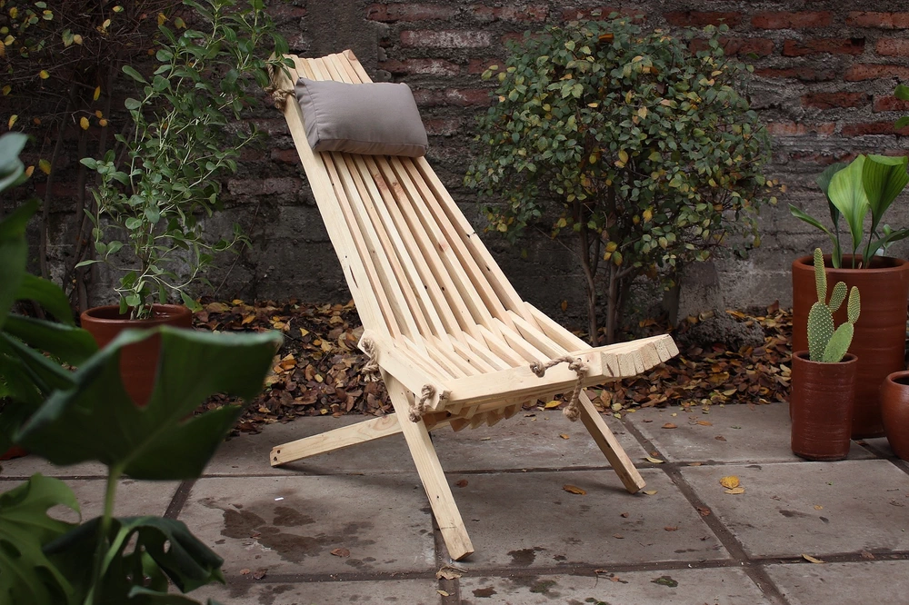 Silla plegable de madera de pallets reciclados y yute