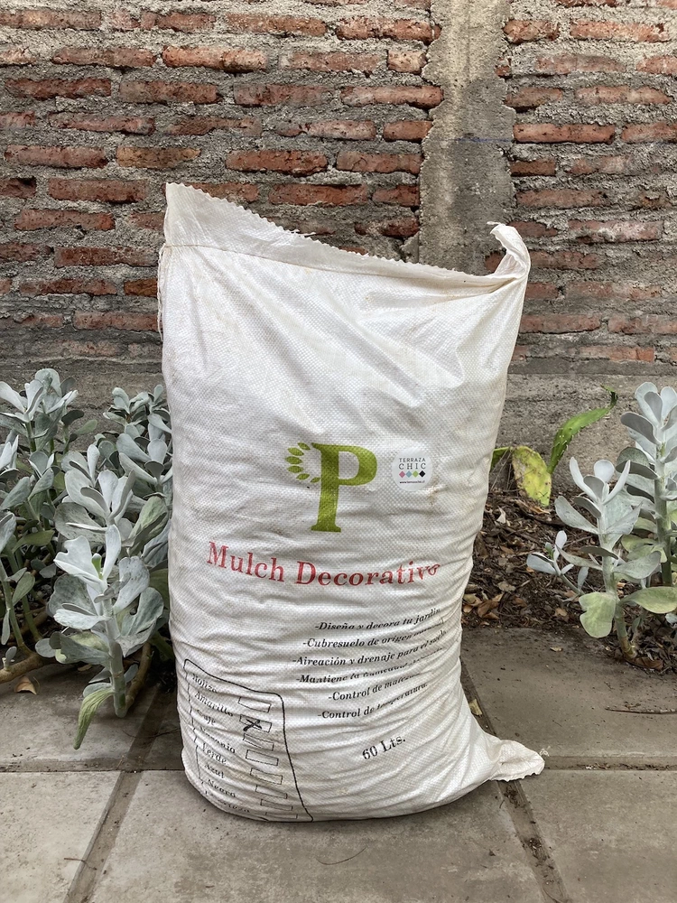 Mulch de colores en sacos de 30 y 60 litros