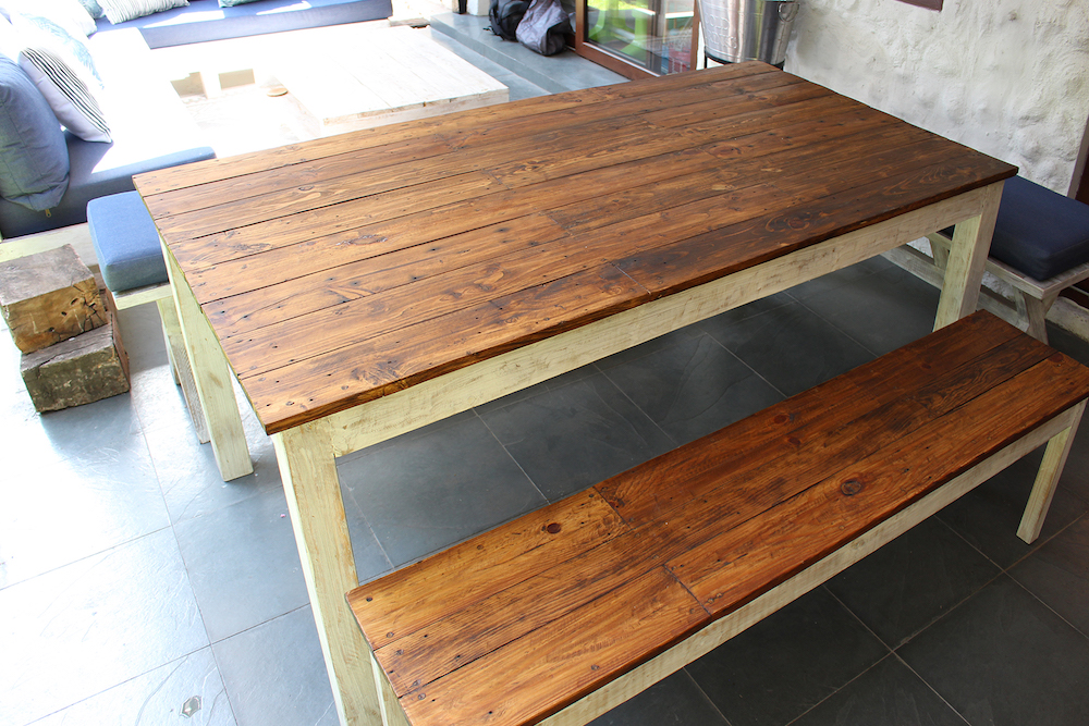 Mesa comedor de terraza de pallet con 2 bancas
