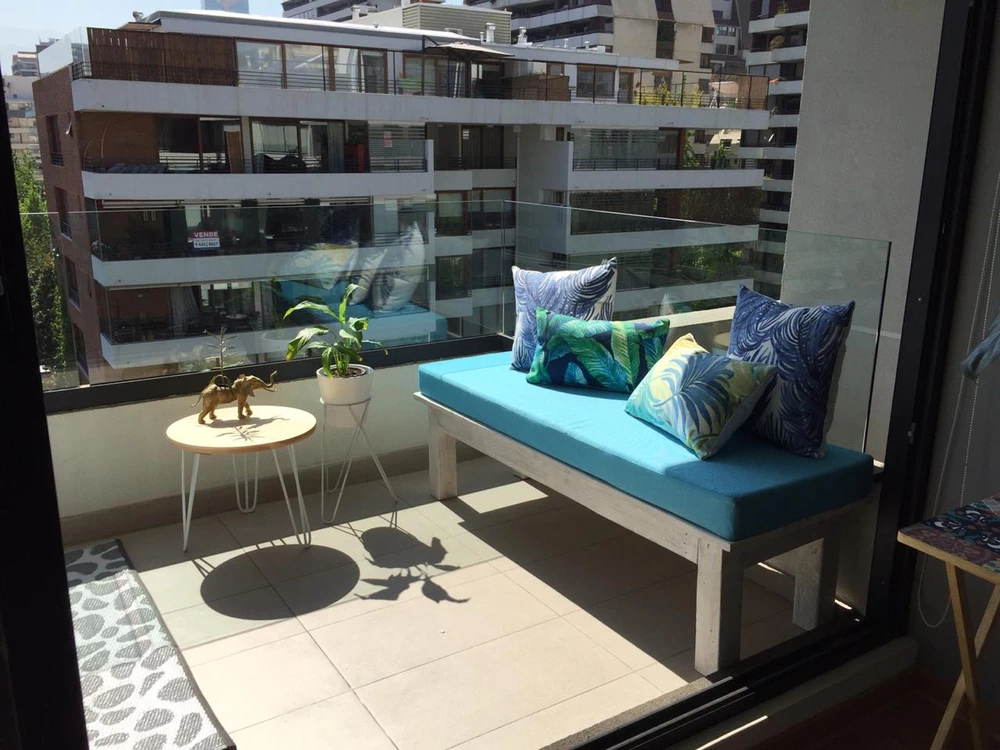 Terraza larga y angosta: Sofá de 3 cuerpos + banca  - vista alternativa