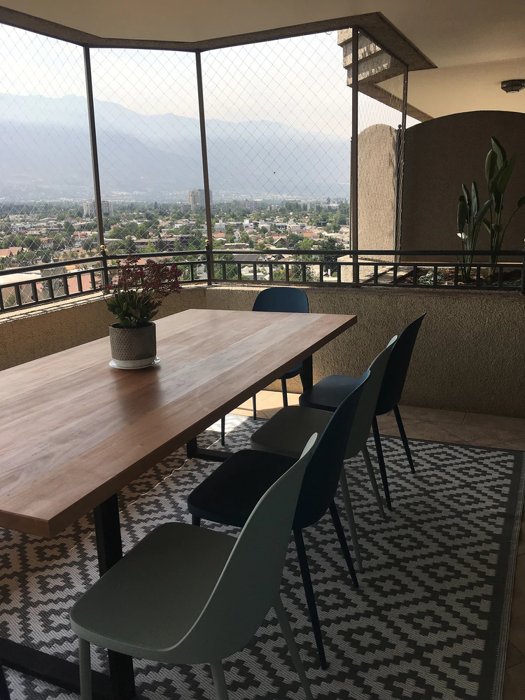 Mesa de comedor con banca, sillas y plantas - vista alternativa
