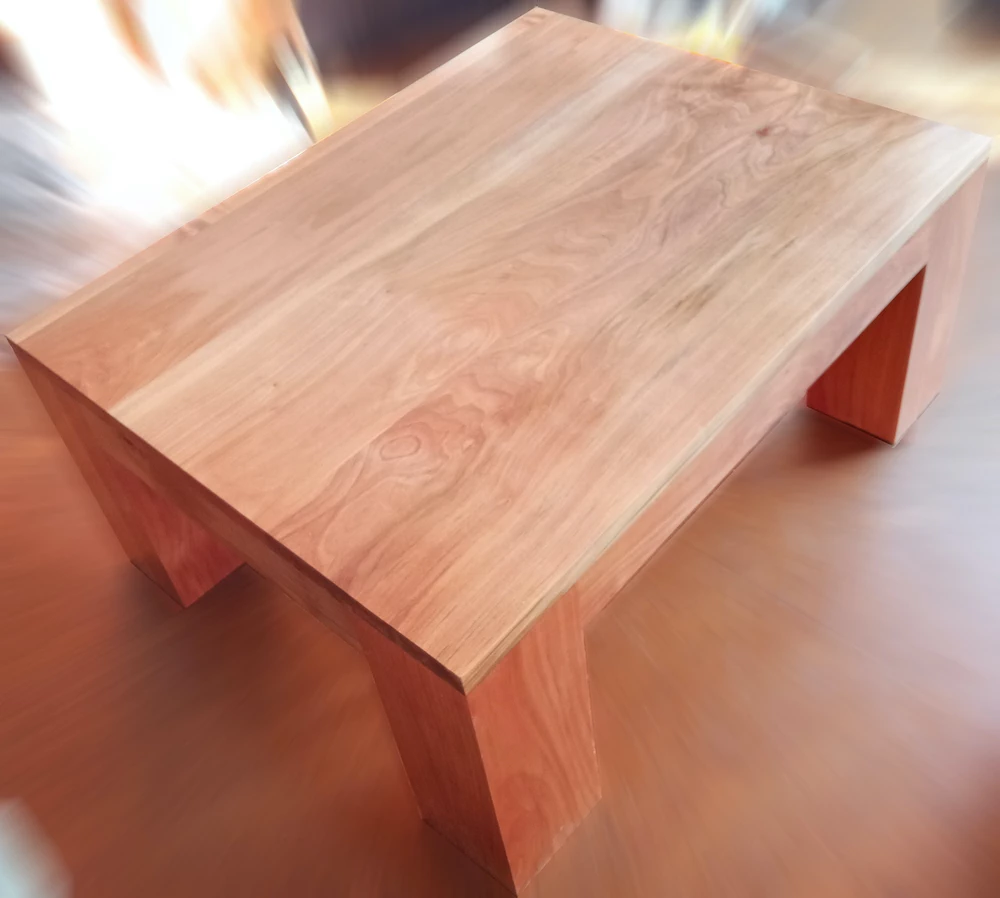Mesa de centro de madera de raulí