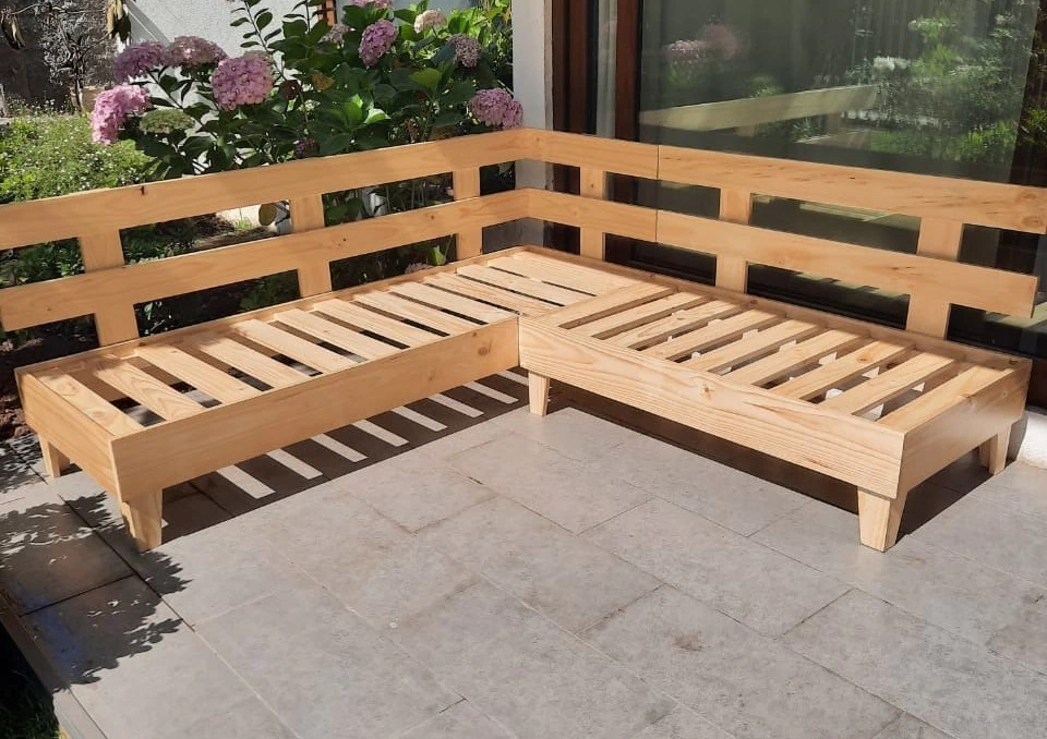 Sofá de madera de pino pulida a medida