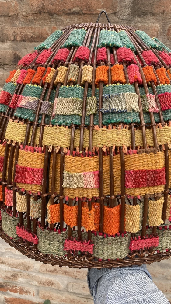 Lámpara de mimbre palito con textiles altiplánicos - vista alternativa