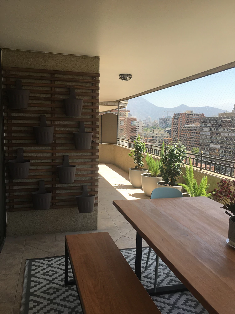 Mesa de comedor con banca, sillas y plantas