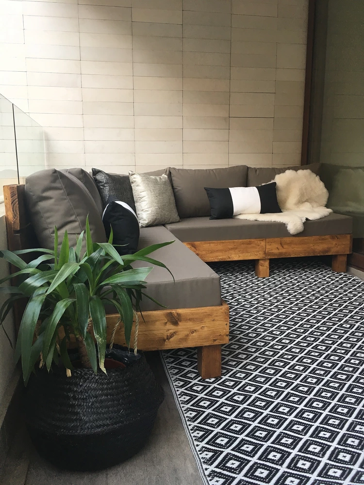 Terraza con sofá en L mirando hacia el interior - vista alternativa