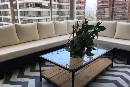 Sofá de pallet en L con cojines de 200 por 270 cm