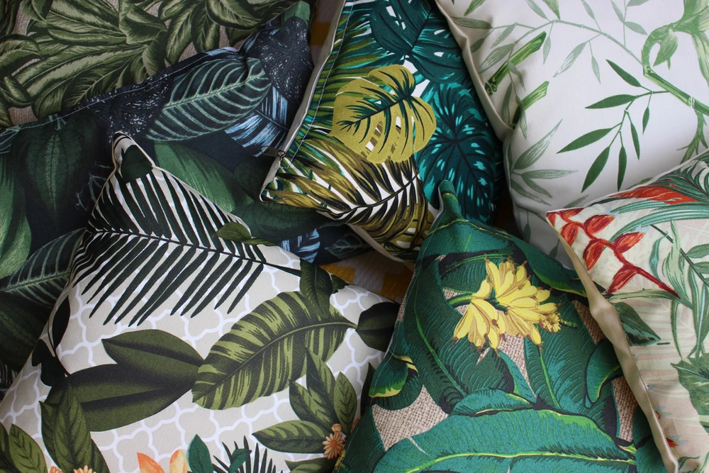 Cojines en tonos verdes y tropicales
